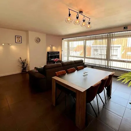 Bright, Spacious Nearby דירה