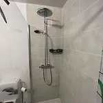 Bright, Spacious Nearby Apartment *
