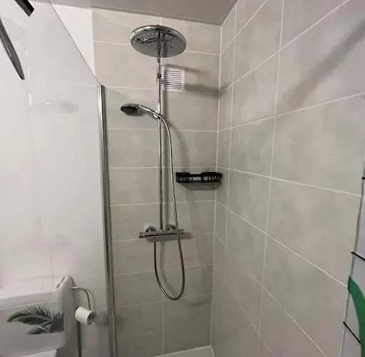 Bright, Spacious Nearby Apartment *