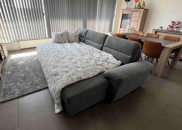 Bright, Spacious Nearby Apartment *