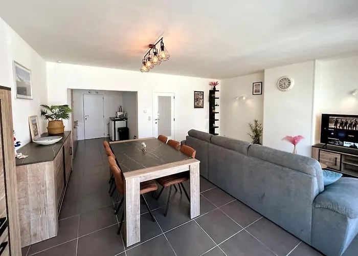 Bright, Spacious Nearby Ostend