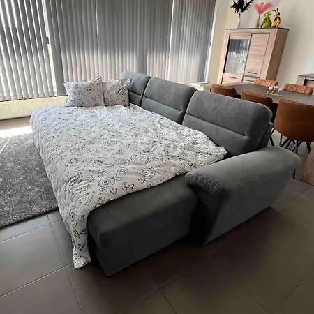 Bright, Spacious Nearby Apartment *