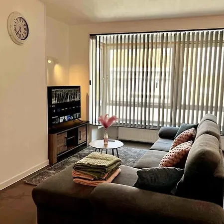 Bright, Spacious Nearby Apartment Ostend